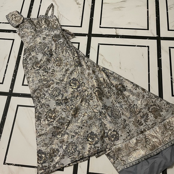 Gown with attached train - Picture 5 of 5